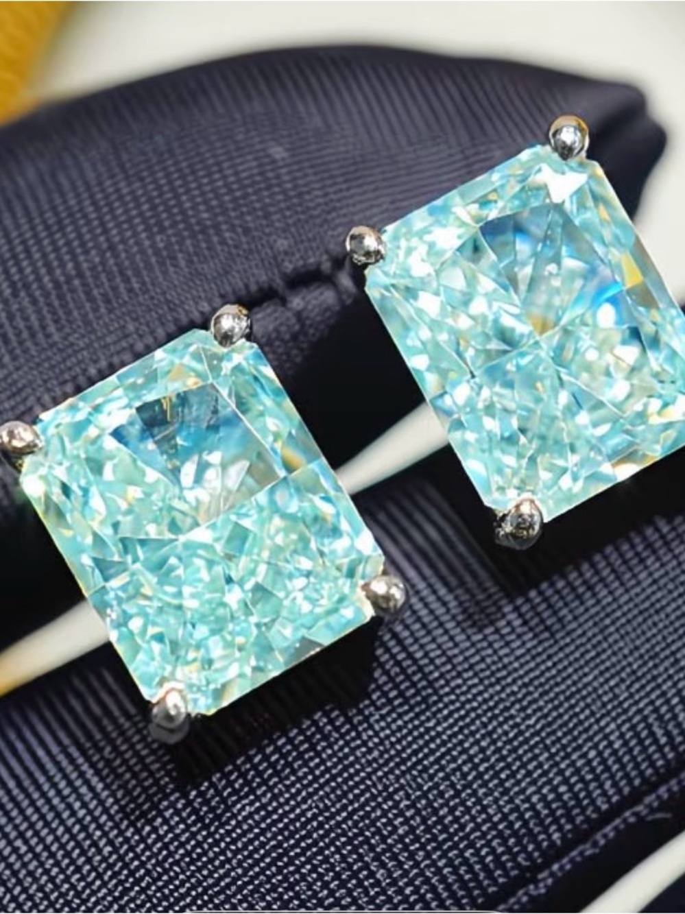 NEW 7 CARAT MINT CRUSHED ICE EARRINGS - Picture 2 of 4